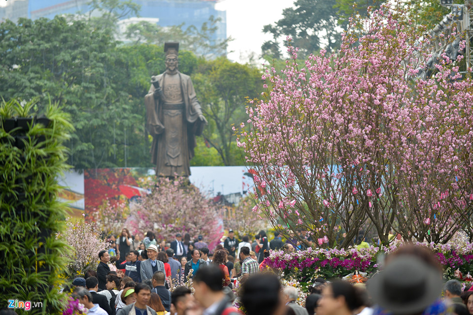 Lễ hội hoa anh đào bên hồ Gươm đông nghẹt du khách